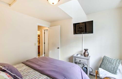 Quiet Lakefront Olympia Home with Dock on Half Acre - Foto 23