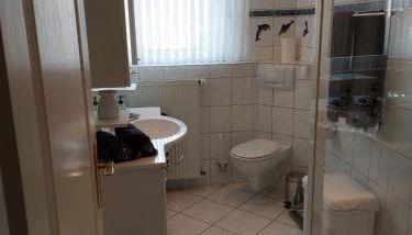 Ferienwohnung Leni erstes OG inkl Balkon Gartenblick kostenfreier Parkplatz stadtnah aber ruhig gelegen - Foto 3, towels, Shower