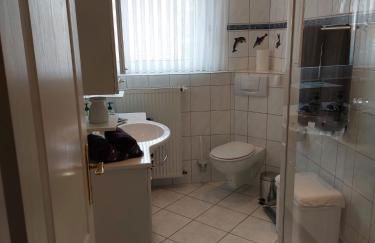 Ferienwohnung Leni erstes OG inkl Balkon Gartenblick kostenfreier Parkplatz stadtnah aber ruhig gelegen - Foto 3