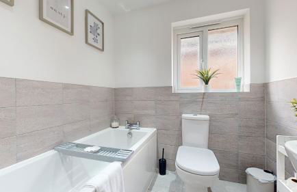 Rare find - new build 3 bedroom house near Cheshire Oaks - Photo 36