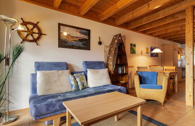 Cozy Holiday Home with Wood Burning Stove near Water - Foto 8