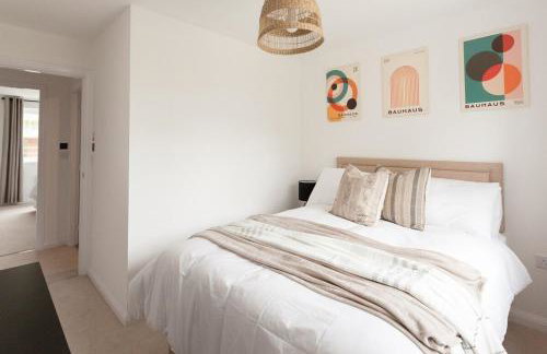 Runcorn Spacious Modern 3 bedroom House, 4 beds, On site Parking, Long stay deals - Foto 26