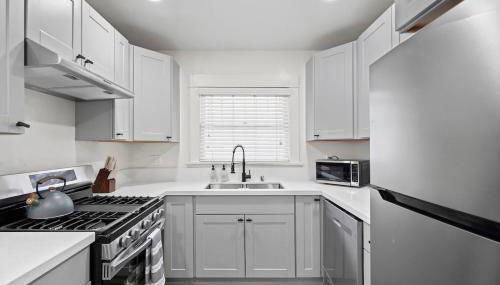 1 mile from the Beach Fire Pit, Patio, Parking! - Foto 3, stove, dishwasher, toaster