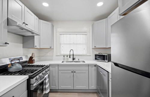 1 mile from the Beach Fire Pit, Patio, Parking! - Foto 3