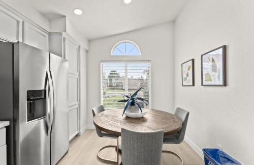 Recently Upgraded House with King Suite, quiet NBHD, Fast Wifi, and Yard - Foto 11