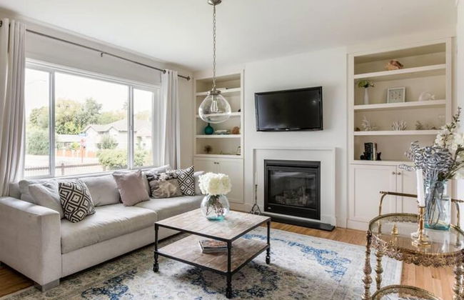 Gorgeous Bungalow With a Backyard Deck - Photo 16