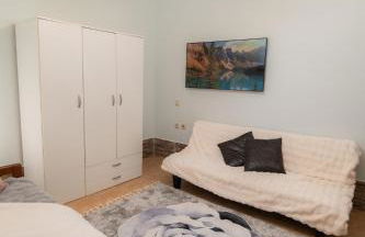 Mary's Downtown Home - a stroll away from Mount Vermio - Photo 11