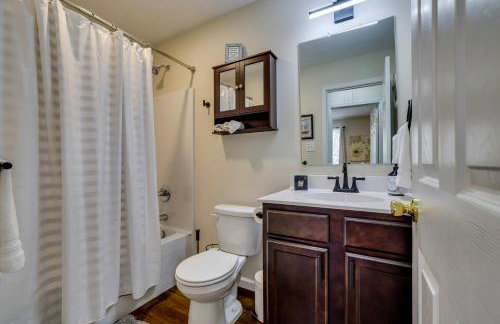 Lakefront Pocono Retreat with Hot Tub and Movie Hub - Foto 17