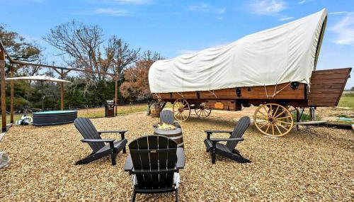 Texas Glamping near Murchison: Charming Wagon Rental Perfect for a Romantic Getaway - Foto 5