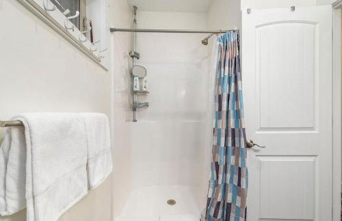 Beautiful Overlooking Shoreline 2BDR Chalet 2892 - Foto 8