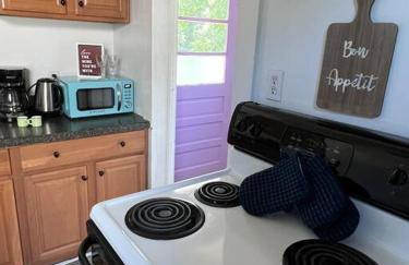 The Purple Door apt in the heart of Radford city - Foto 21