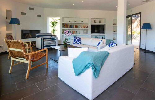 Idyllic 6 bed villa stunning sea view salt pool - Foto 23