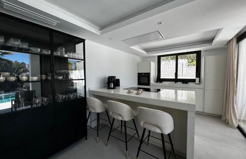 Marbella Bliss - Luxury 4-Bedroom VILLA with Garden, Private POOL & Jacuzzi, Marbesa near- 5 min to the Cabopino Beach - Photo 26