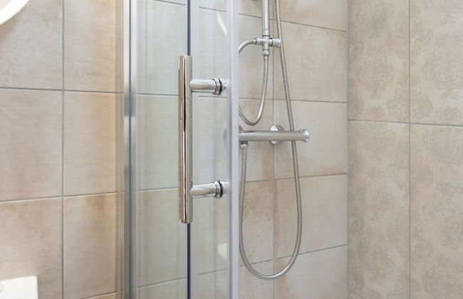 Cozy and Bright Duplex Near City Center - Photo 12