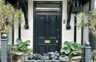 The Cricketers House - Photo 2