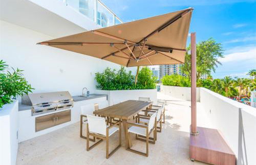 Tiffany Hazel - Rooftop Pool, Gym, & Walk to Beach - Foto 24