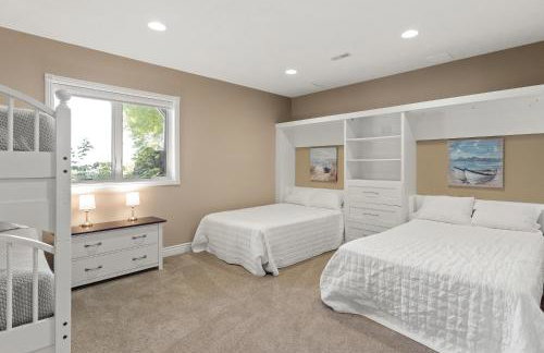 Experience luxury at Lakefront Villa - Foto 25