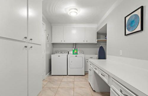 Waterfront oasis with private pool, game room, fire pit and volleyball court - Foto 43