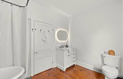 Hudson Restored Farmhouse with Fire Pit - Foto 29