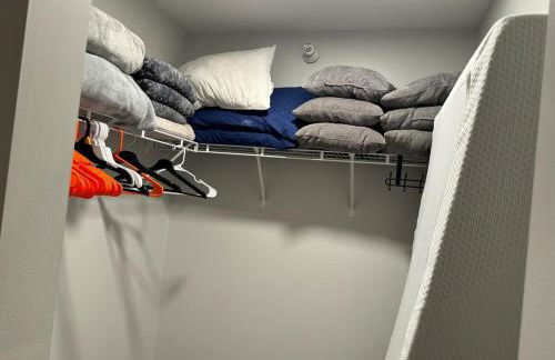 Cozy 2 bedroom condo by lakeshore - Foto 39