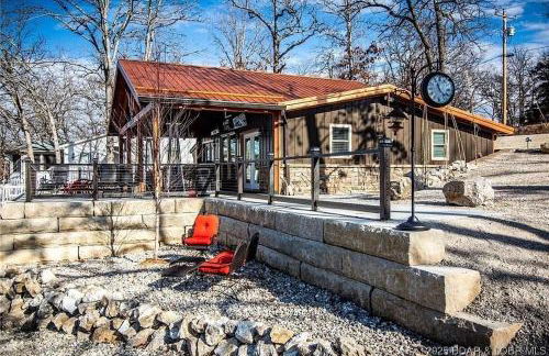 Lakefront w/ Private Dock, 2 Slips, Swim Mat, Firepit, & Covered Patio 44mm - Foto 1