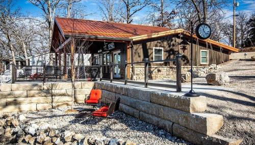 Lakefront w/ Private Dock, 2 Slips, Swim Mat, Firepit, & Covered Patio 44mm - Foto 1