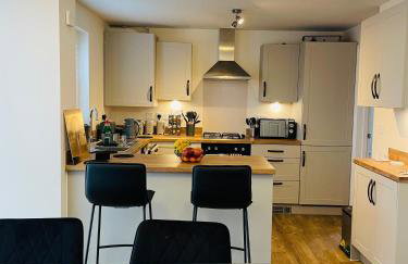 House-Sleeps 8-Parking-Garden - Photo 2