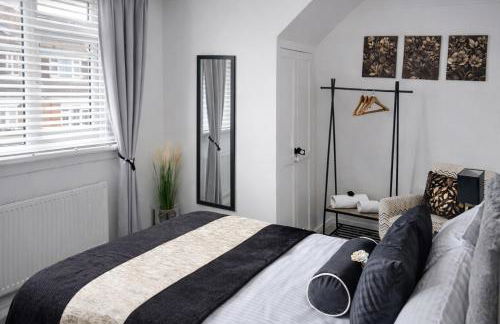 Rosie House 3 bedroom House in Sandbach with Parking - Photo 4