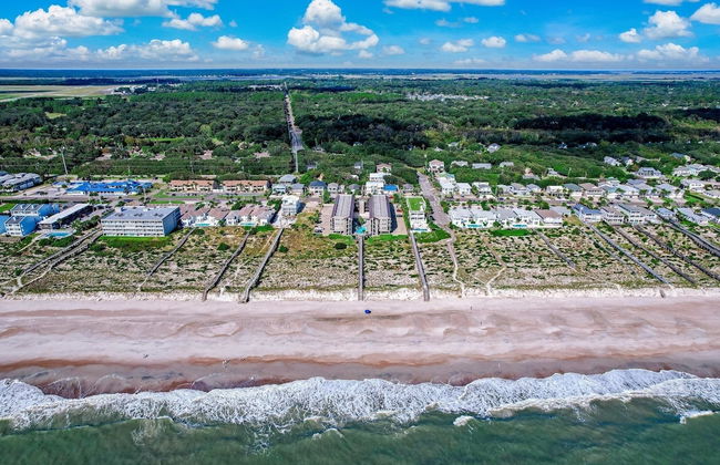 Newly Remodeled Oceanfront Condo with Salt Water Pool and Private Walkway to Beach by RedAwning - Foto 34