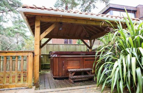 Hot Tub/Football Court/Sleeps 12/Luxury Villa - Photo 8