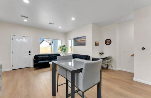 Urban Retreat Fun Relax Self Check-In Hot Tub Foosball Fire Pit Cornhole - Photo 27