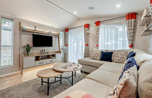 Astoria Lodge Smart Modern 2-Bedroom Holiday Lodge Milford on Sea - Photo 3