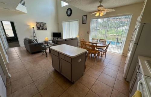 South Facing Pool Home - Room for the Whole Family! - Foto 22