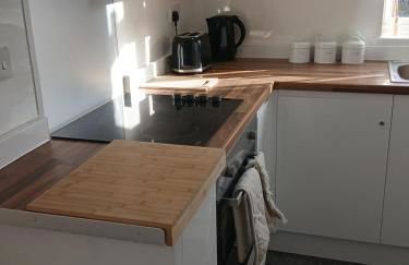 1 BR Corby Town Centre Contractors & Family Friendly - Photo 2