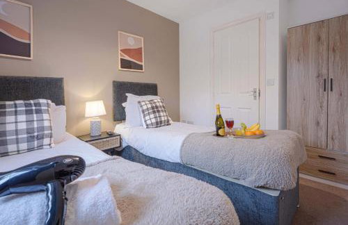 Charming House - Close to Shops & City Centre - Free Parking, Self-Check-In, Fast WiFi & Smart TV with Netflix by Yoko Property - Foto 6