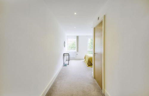 Elegant 2-Bedroom Apartment with Balcony - Foto 8