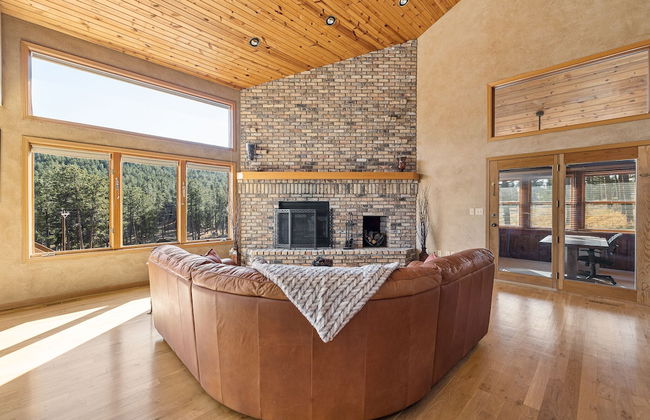 Peaceful Pines 5 BR Home with Jacuzzi - Foto 34