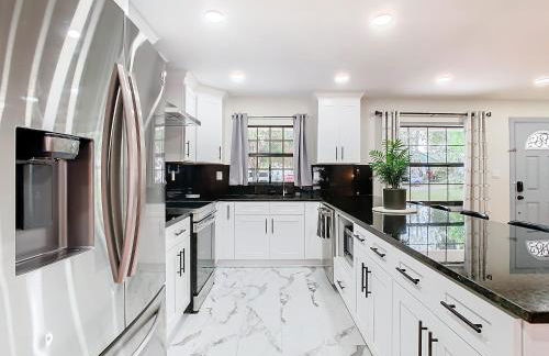 Poolside Paradise with Basketball Court - Foto 15