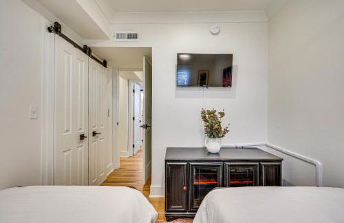 Dtwn Retreat with Game Room! Walk to Hampton Park - Foto 21