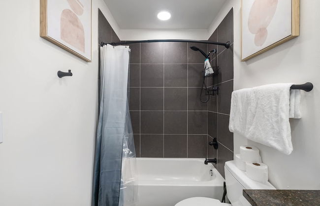 Spacious 2BD With Private Balcony and Free Parking 2 - Foto 18