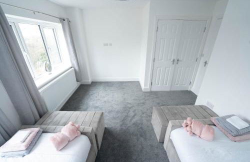 Entire Modern Home with Private Parking for 6/8 Persons - Photo 40