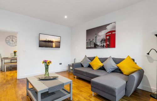 Two Bed Flat in Bush Hill Park - Photo 2