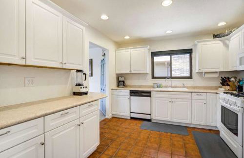 Central 3BR Home Near UCCS & Hospitals | MTR Ready - Foto 8