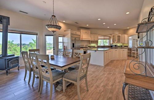 Luxe Vista Getaway with Private Pool and Hot Tub! - Foto 1