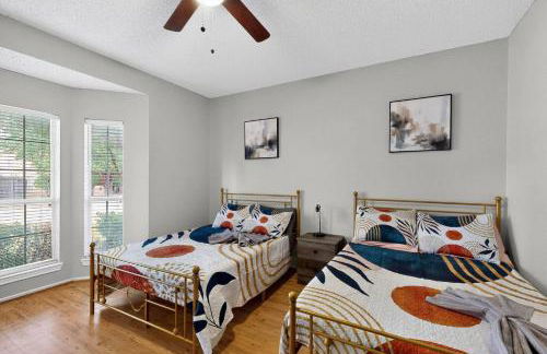 Newly updated 5BR/2.5BA w/pool sleep 16 ppl• - Photo 28