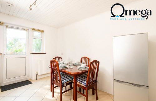 Double Room with a shared Kitchen and bathroom in a 5-Bedroom House at Hanwell - Photo 6