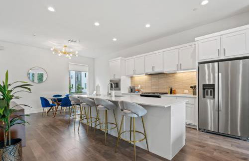 Modern Dallas Townhome with Private Rooftop, City View, Private Parking & Grill - Photo 3