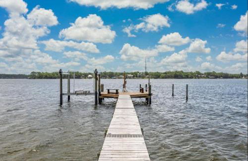 FEATURED ON HGTV'S MY LOTTERY DREAM HOME! Private dock, 15 minute boat ride to Crab Island, 20 minute drive to Destin, Pet Friendly - Foto 33