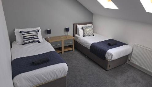 4 Bedroom Home Tameside Greater Manchester Sleeps 8 - Foto 3