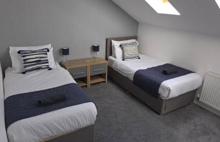 4 Bedroom Home Tameside Greater Manchester Sleeps 8 - Foto 3